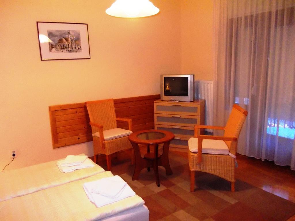 Villa City Center Heviz Bagian luar foto