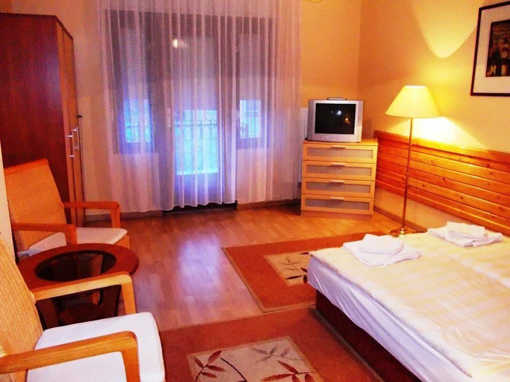 Villa City Center Heviz Bagian luar foto